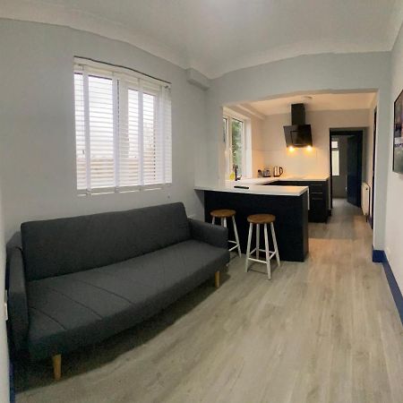 Harewood Lodge - Single And Double Rooms Self Serve Apartment 金斯林 外观 照片